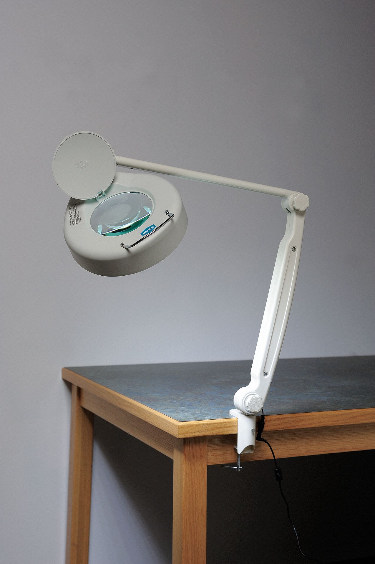 AVEN Round Magnifier Light, LED, 36 in Arm Length, 2.25x, 560 lm Lumens