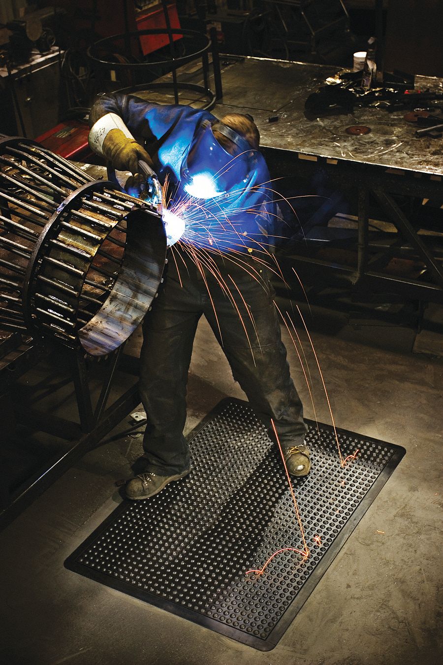 WELDING ANTI-FATIGUE MAT, SOLID DOME TOP, FLAME-RESIST, TEMP 1500 ° C, BLACK, 3 X 4 FT, RUBBER