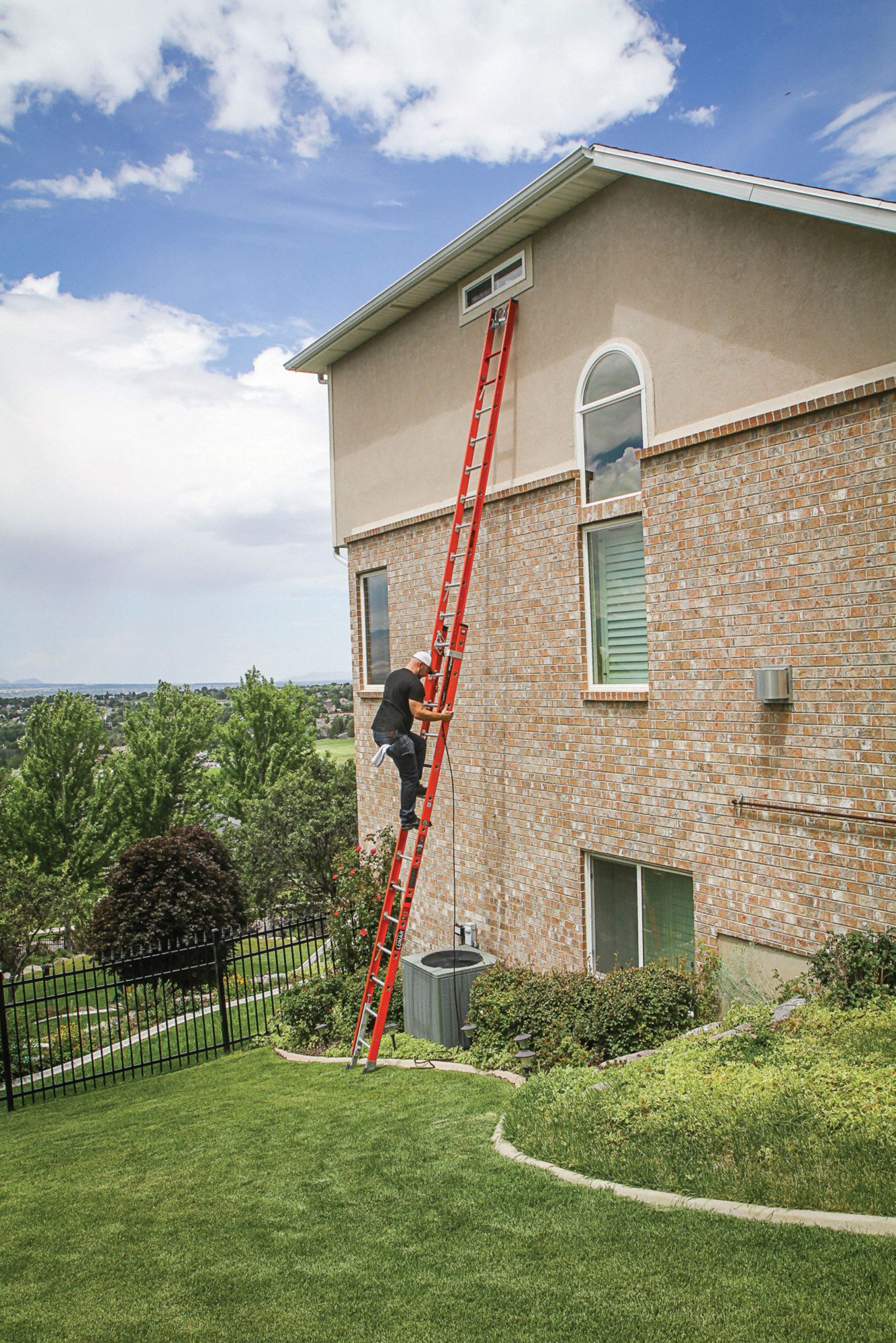 LITTLE GIANT 28 ft Fiberglass Extension Ladder, 300 lb Load Capacity 31XW5215610199 Grainger