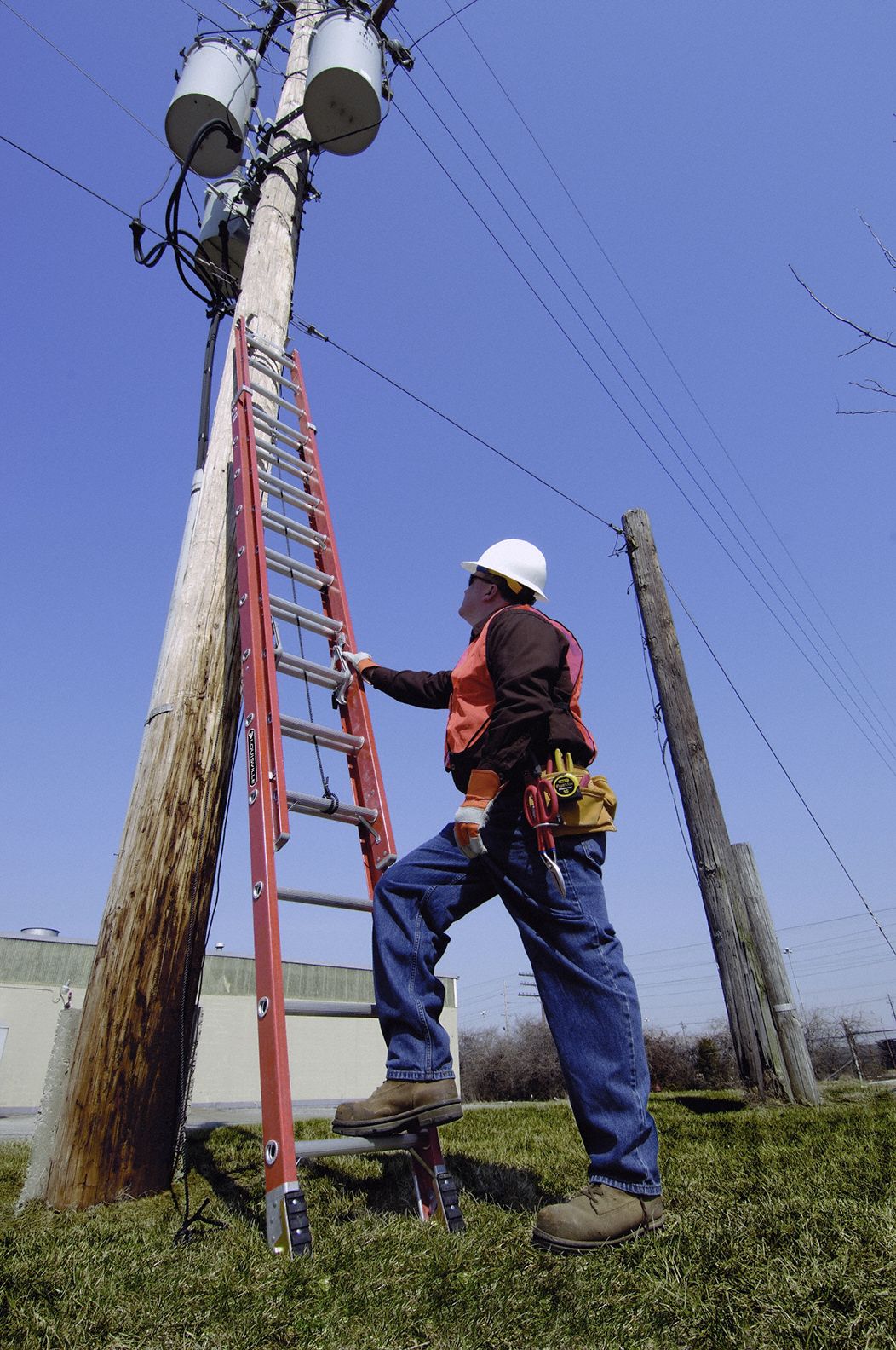 LOUISVILLE Extension Ladder 24 ft Industry Ladder Size, 21 ft Extended