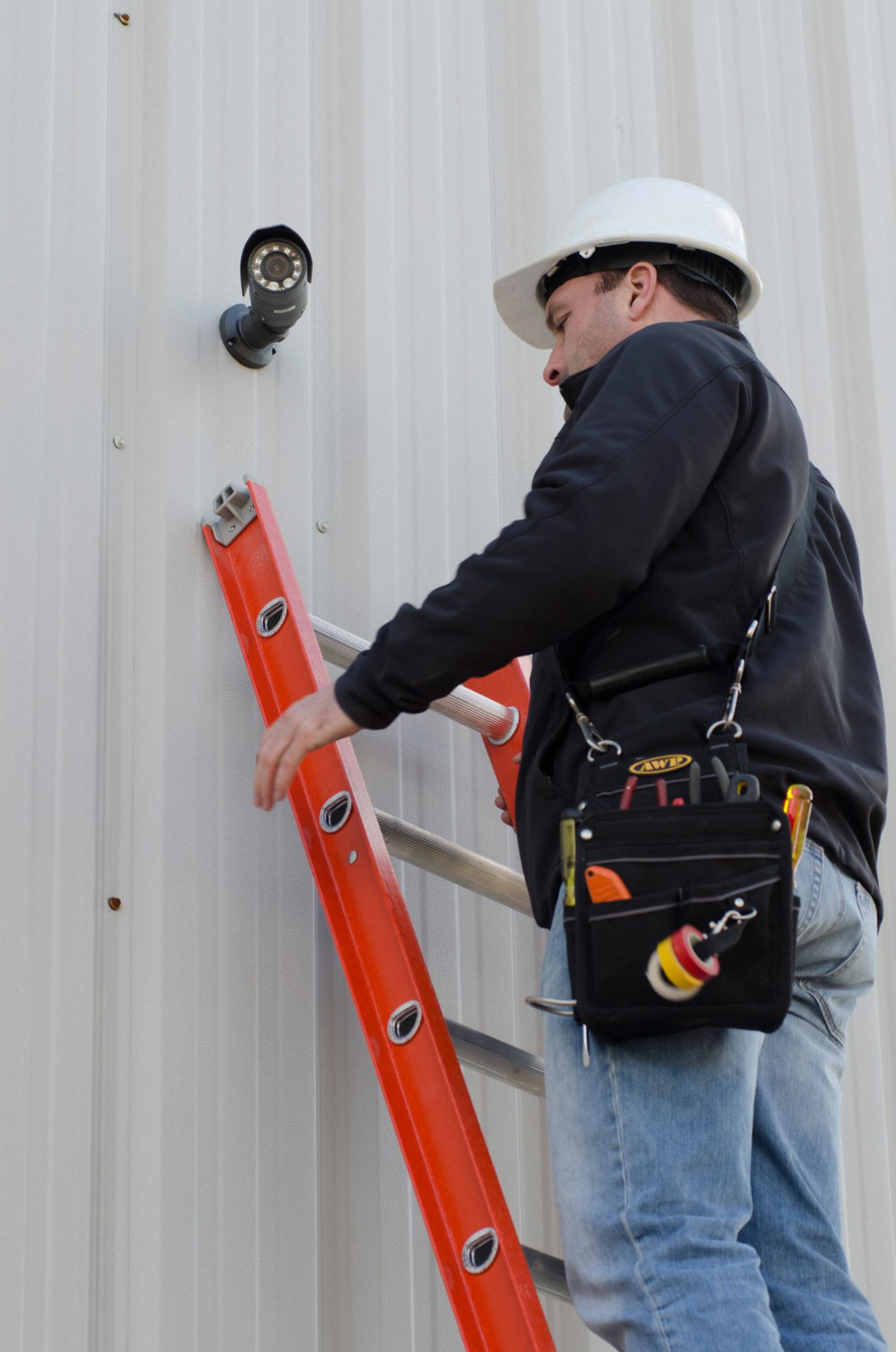 LOUISVILLE 32 ft Fiberglass Extension Ladder, 300 lb Load Capacity, 70.