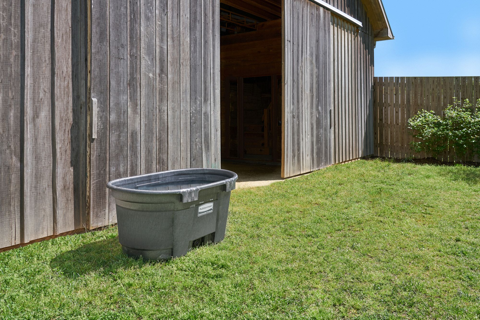 RUBBERMAID COMMERCIAL PRODUCTS Stock Tank 100 gal, 53 in x 31 in x 25