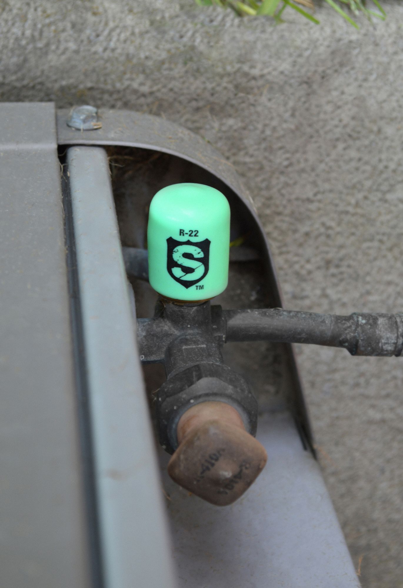 JB INDUSTRIES Refrigerant Cap Locks R22, 1/4 in Thread Size, Green