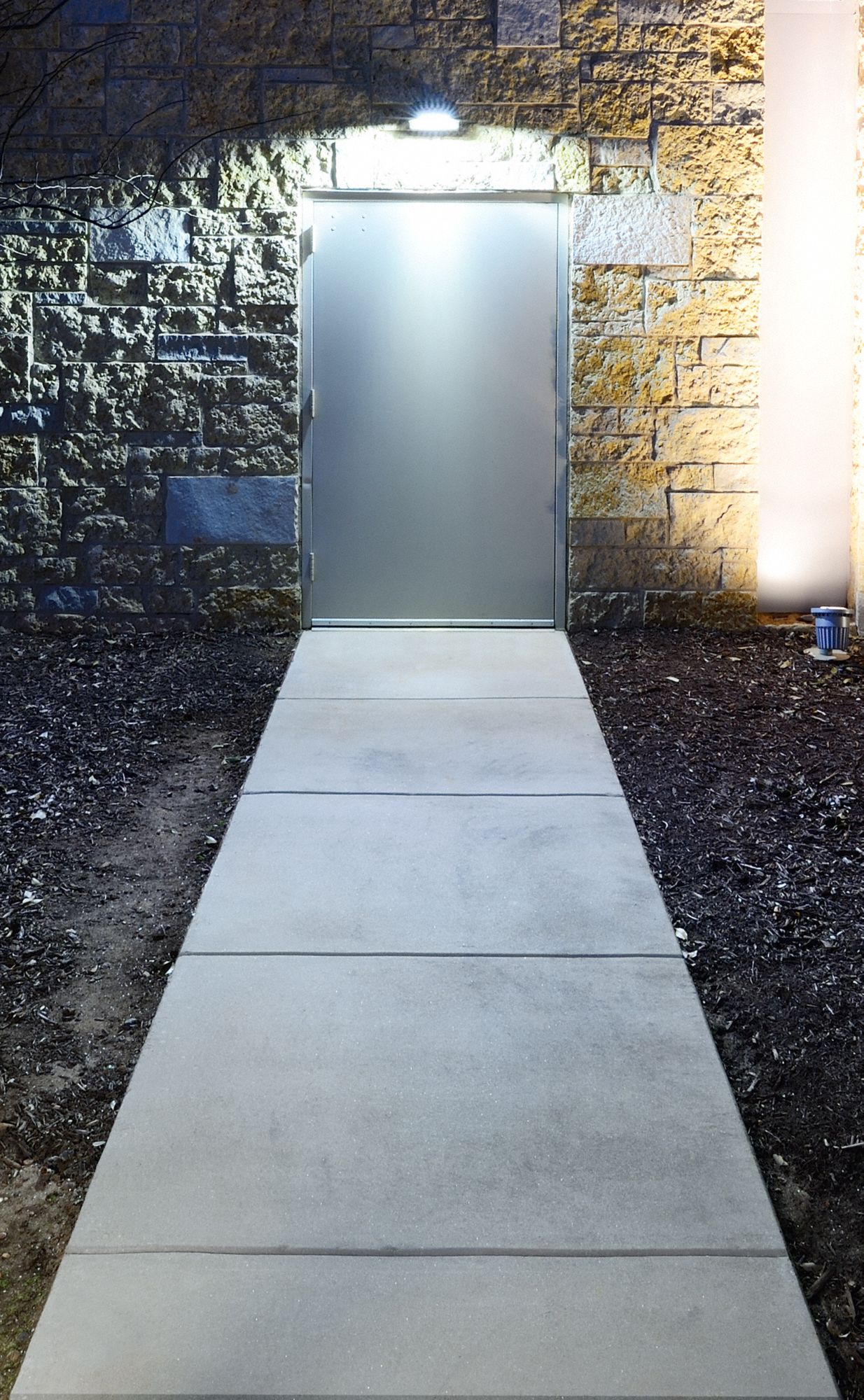 HUBBELL LIGHTING OUTDOOR Wall Pack, Type III Light Distribution Shape