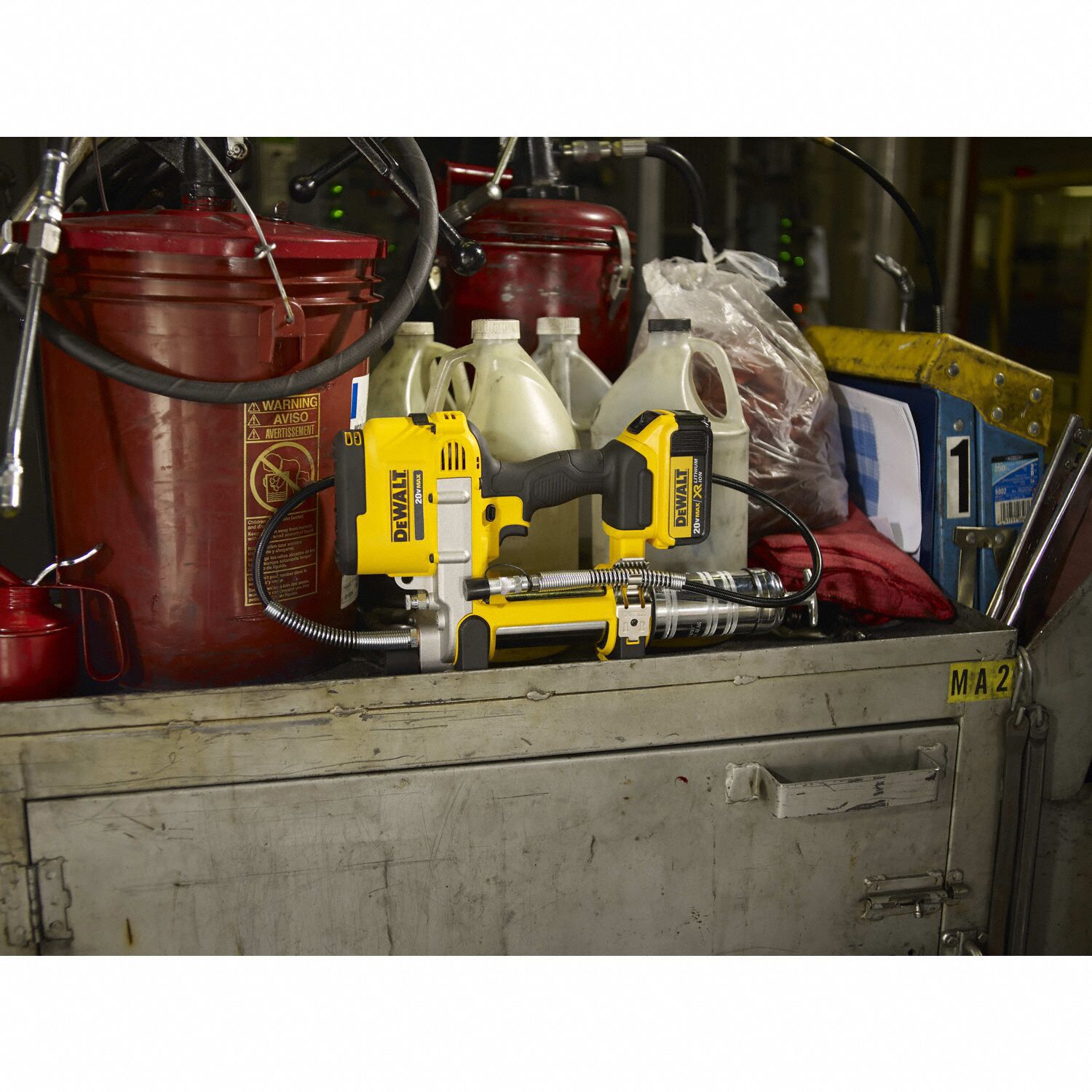 DEWALT 20 V Volt Cordless Grease Gun, 10,000 psi, 37 stroke/oz Strokes