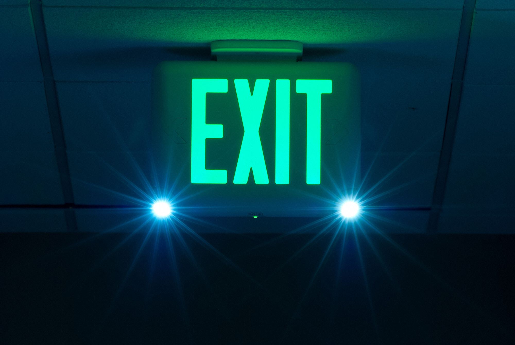 Dual Lite Exit Sign With Emergency Lights White 1 Or 2 Faces Green Led Endwallceiling 9352