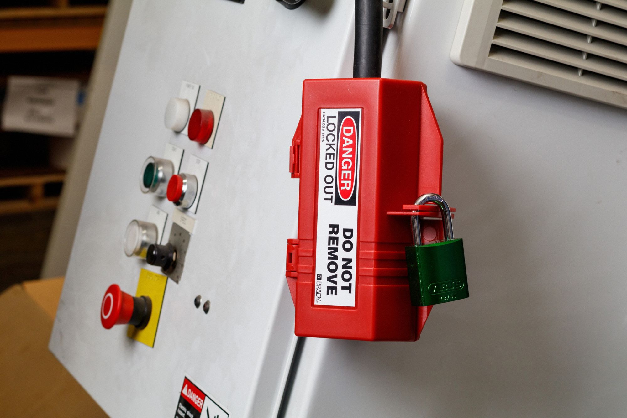 Plug Lockout Red 9/16In Shackle Dia.