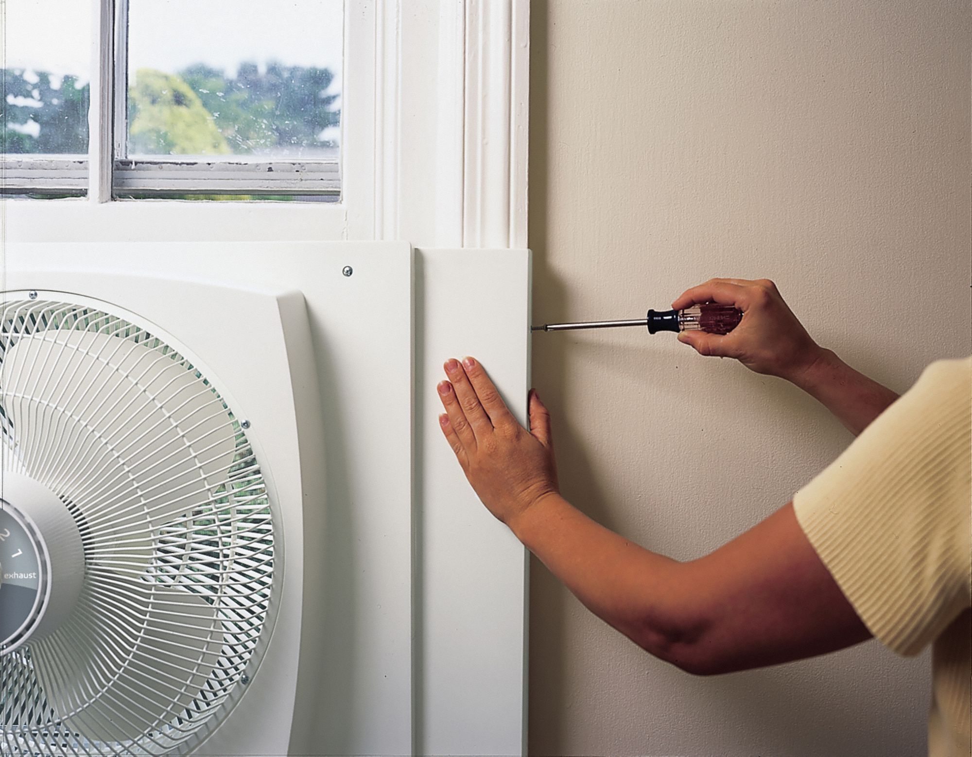 AIR KING Window Fan 16 in Blade Dia, 3 Speeds, 1,360/1,700/2,470 cfm, Fits 22 in Window Ht