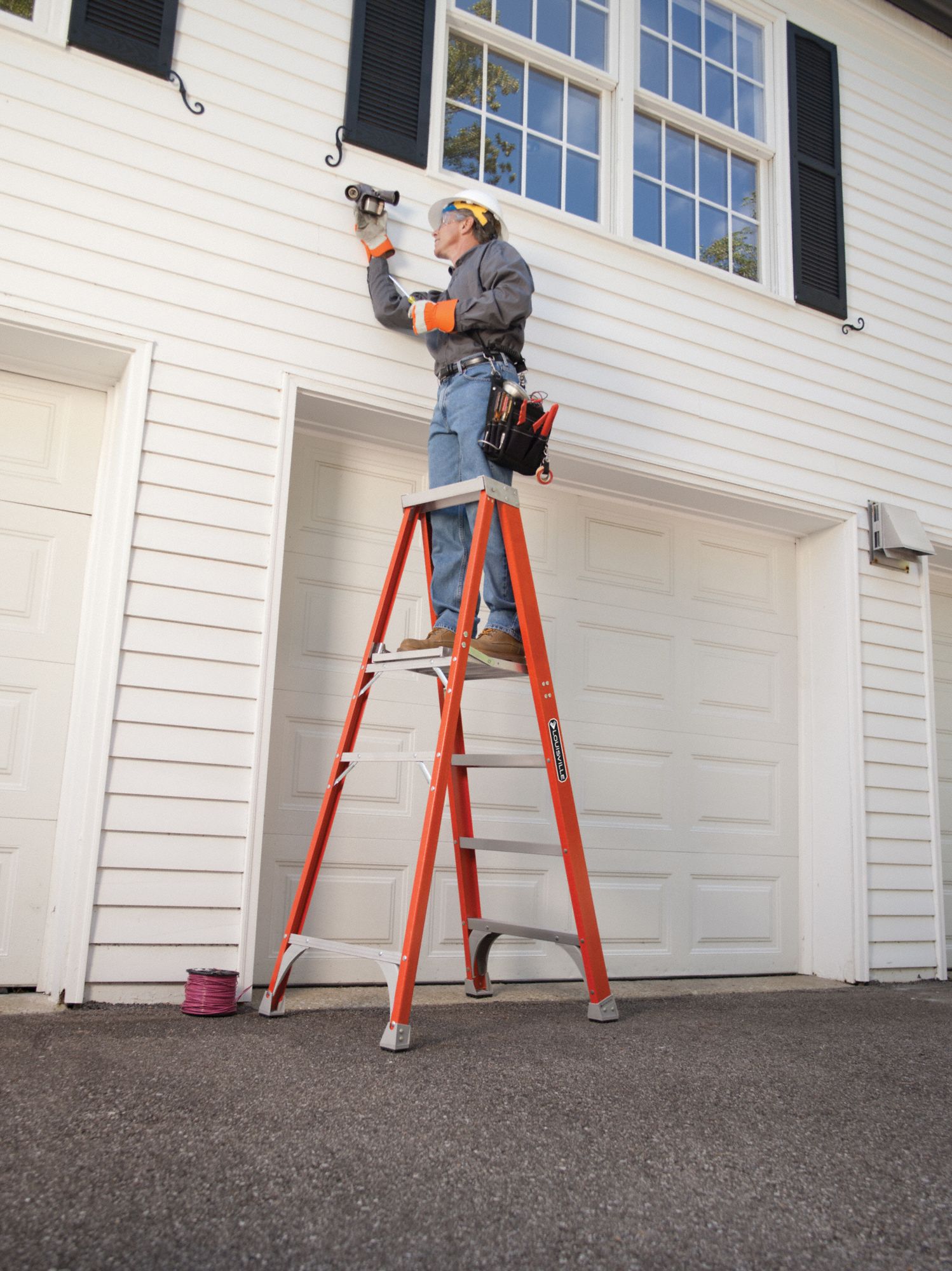 LOUISVILLE Fiberglass Platform Stepladder, 5 ft 9 in Ladder Height, 3