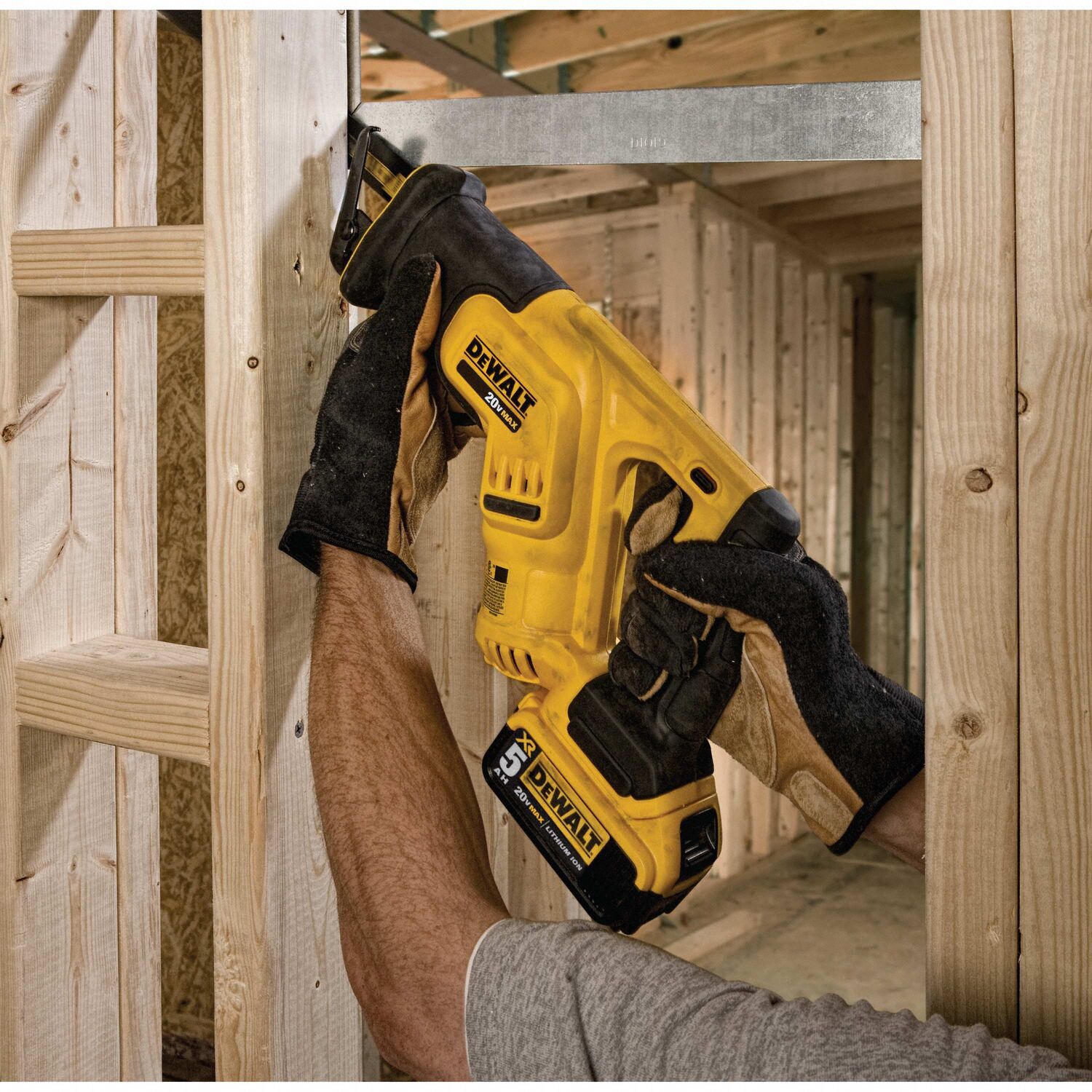 DEWALT Reciprocating Saw Kit 1 1/8 in Stroke Lg, 2,900 Max. Strokes