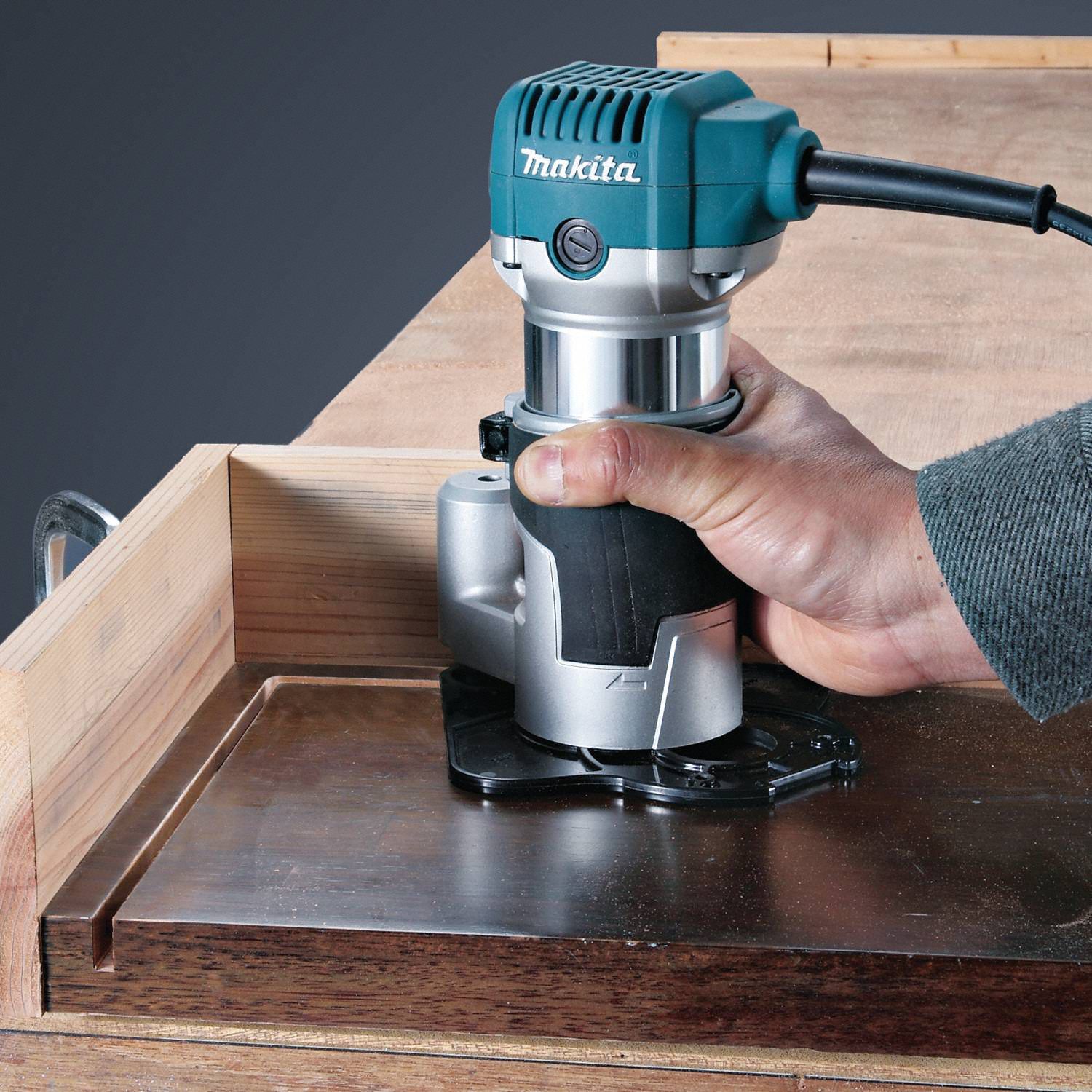 MAKITA Router Compact, Plunge Base, 1.25 hp, Variable Speed, 30,000 RPM, 1/4 in Collet, Palm