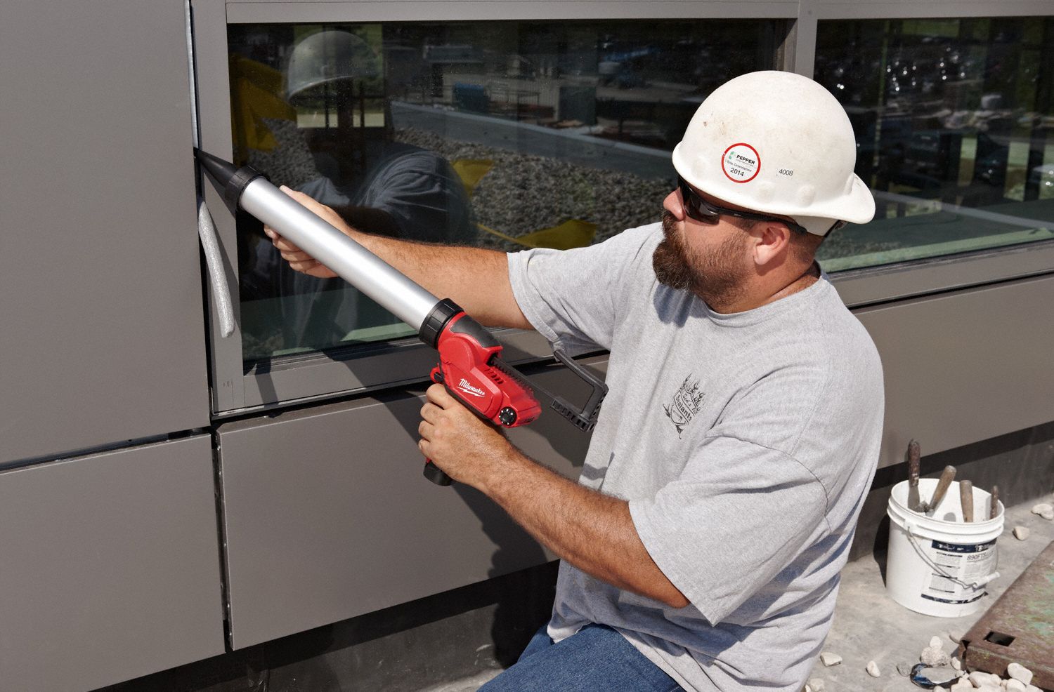 MILWAUKEE Cordless Caulk Gun Kit, 12.0 V V, Battery Included, 20 oz