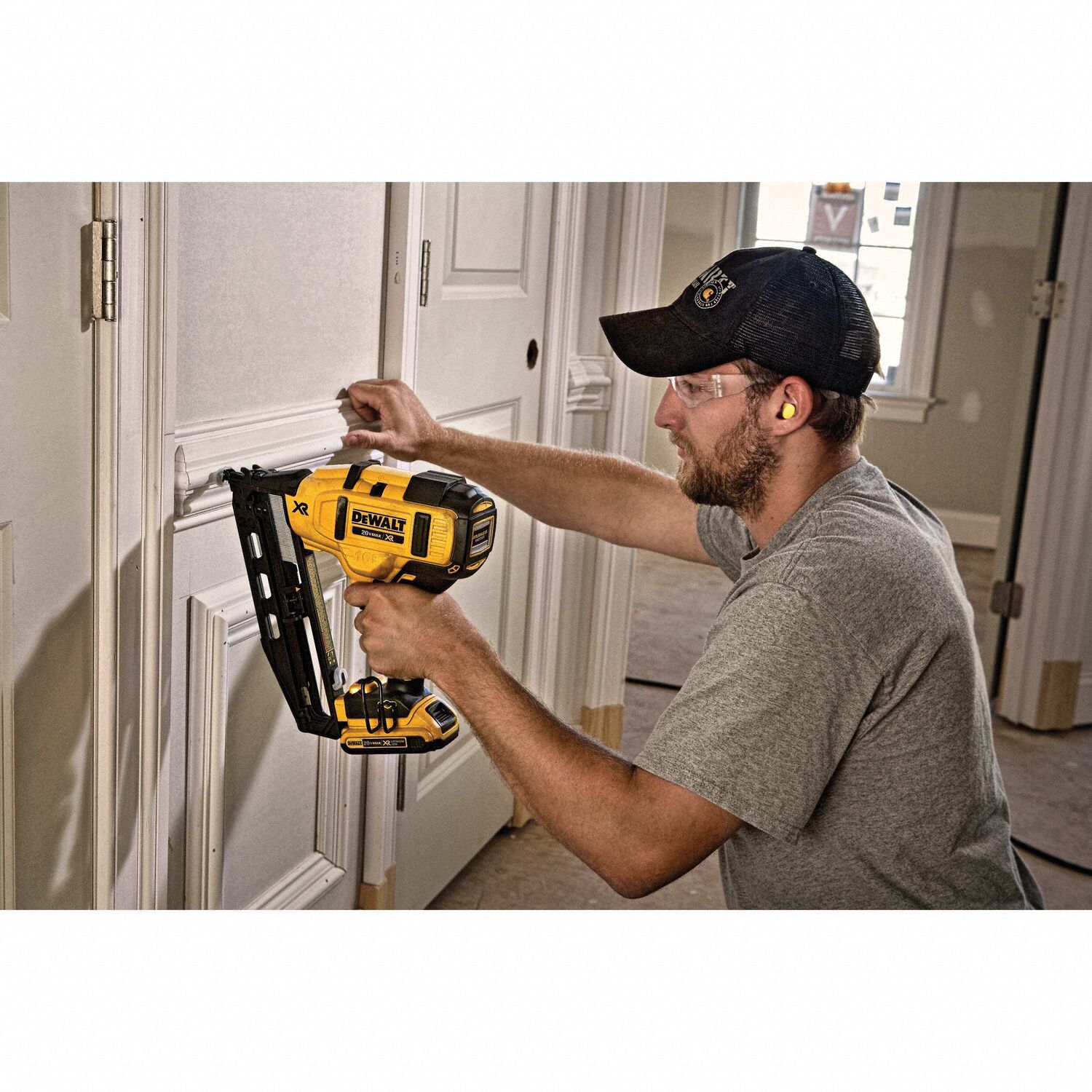DEWALT Nail Gun: Finish, Combo, For 16 ga Nail Gauge, For 1 1/4 in to 2 ...