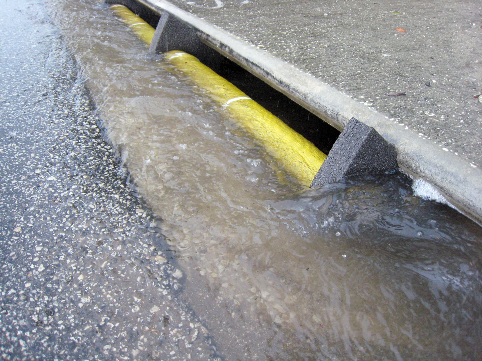 ULTRATECH Curb Style Inlet Guard, Curb Drain, Sediment 3EWP99248