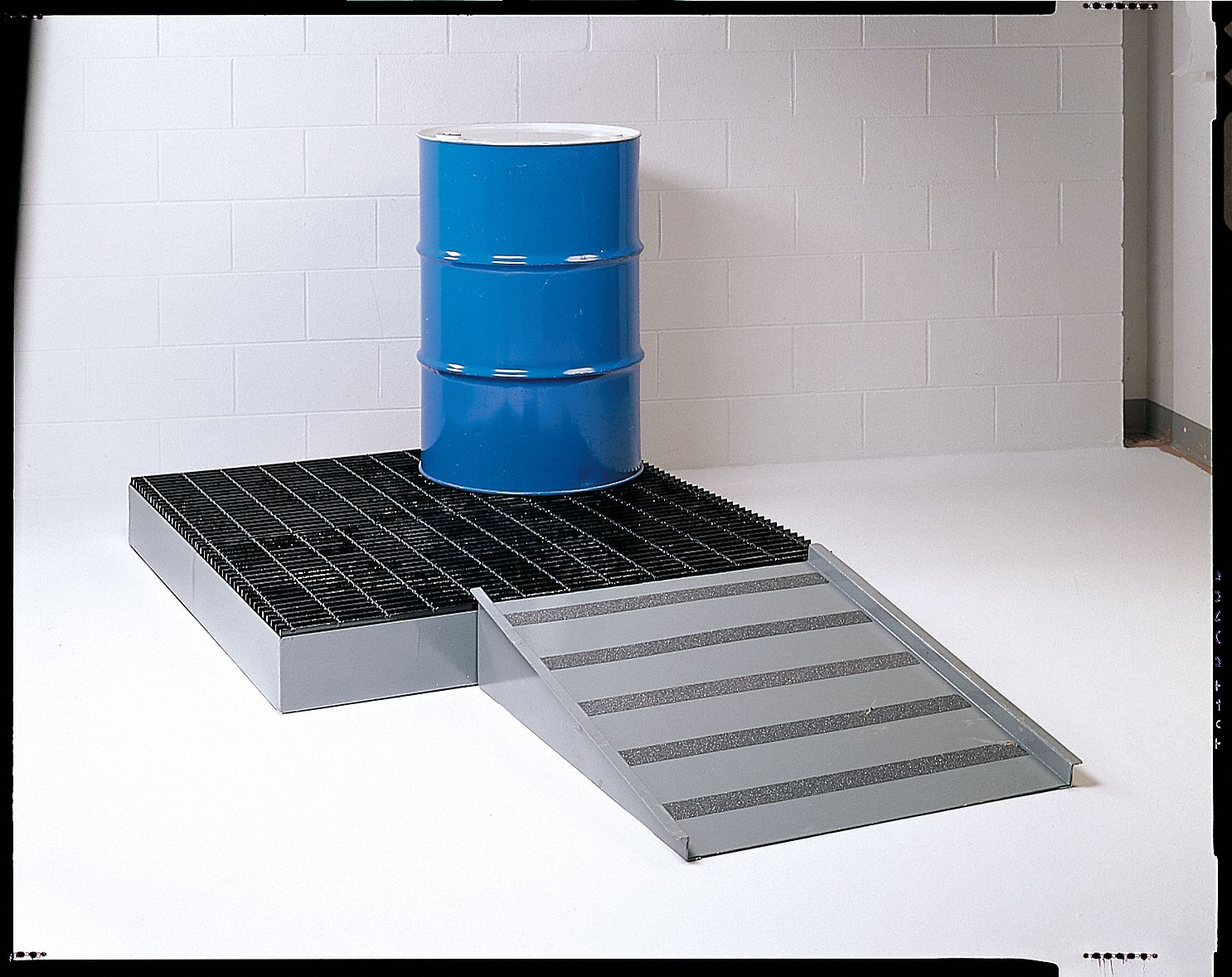 LITTLE GIANT Spill Pallet Ramp, Compatible Spill Containment Height 10