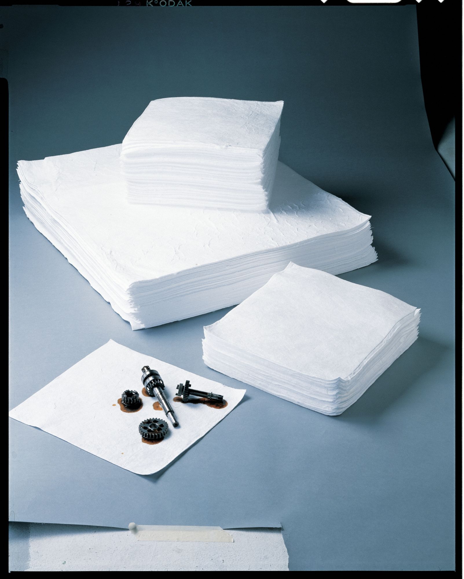 ABSORBENT PADS, OIL ABSORBANT, WHITE, 19 IN LENGTH, 17 IN WIDTH