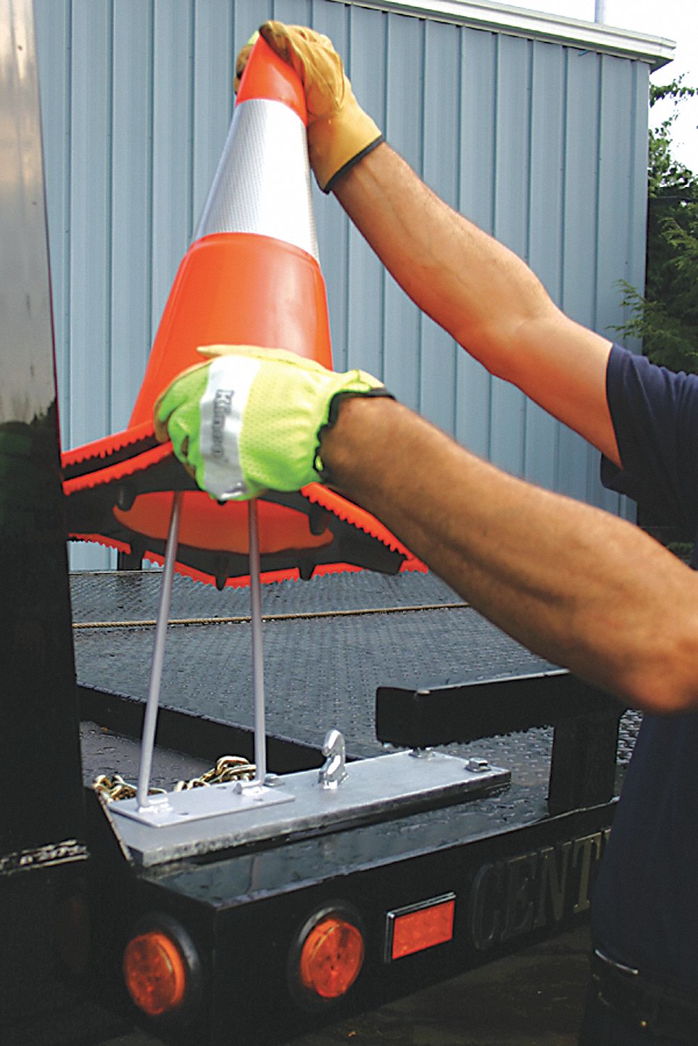 GRAINGER APPROVED Horizontal Mount Cone Holder Silver, 6 7/8 in Lg, 4 in Wd, 22 in Ht, 2.25 lb