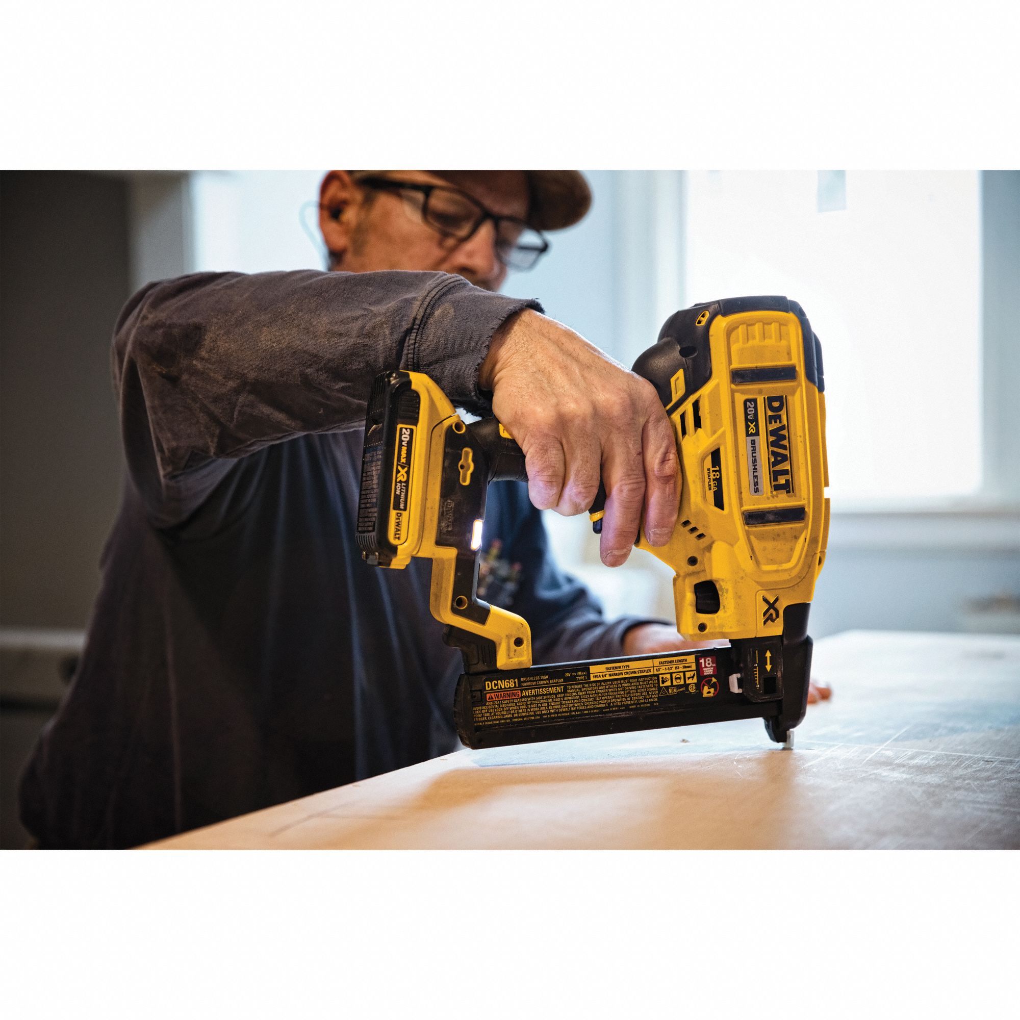 Dewalt Cordless Staple Gun 20v Dc 400a04dcn681b Grainger