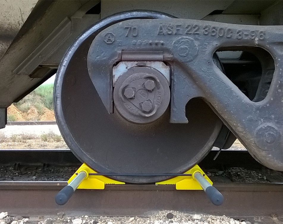 Wheel Chock: Urethane, 28 1/4 in Overall Lg, 23 3/8 in Overall Wd, 6 in Overall Ht, 2 Chocks