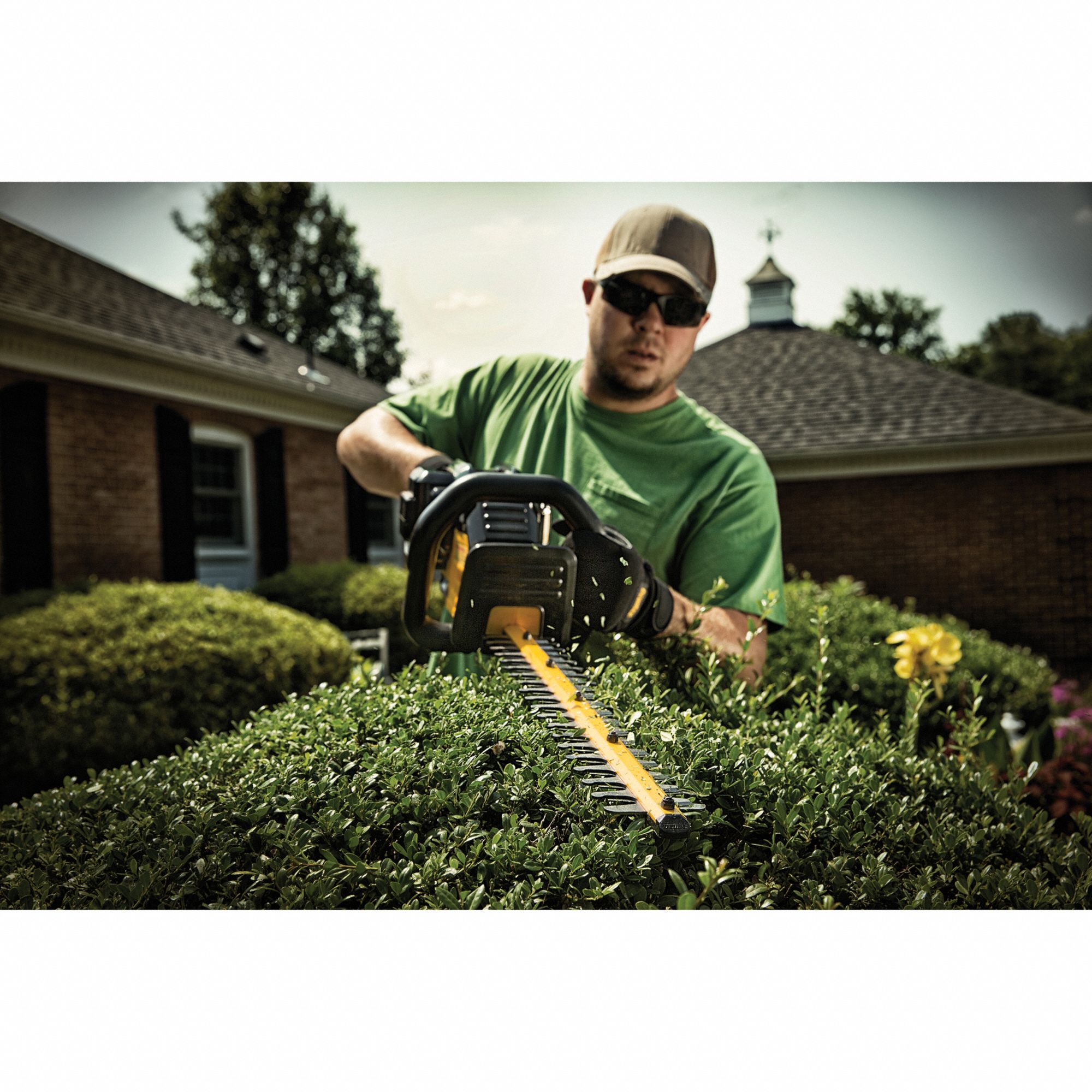 dewalt dcht860m1 40v max 4.0 ah lithium ion hedge trimmer
