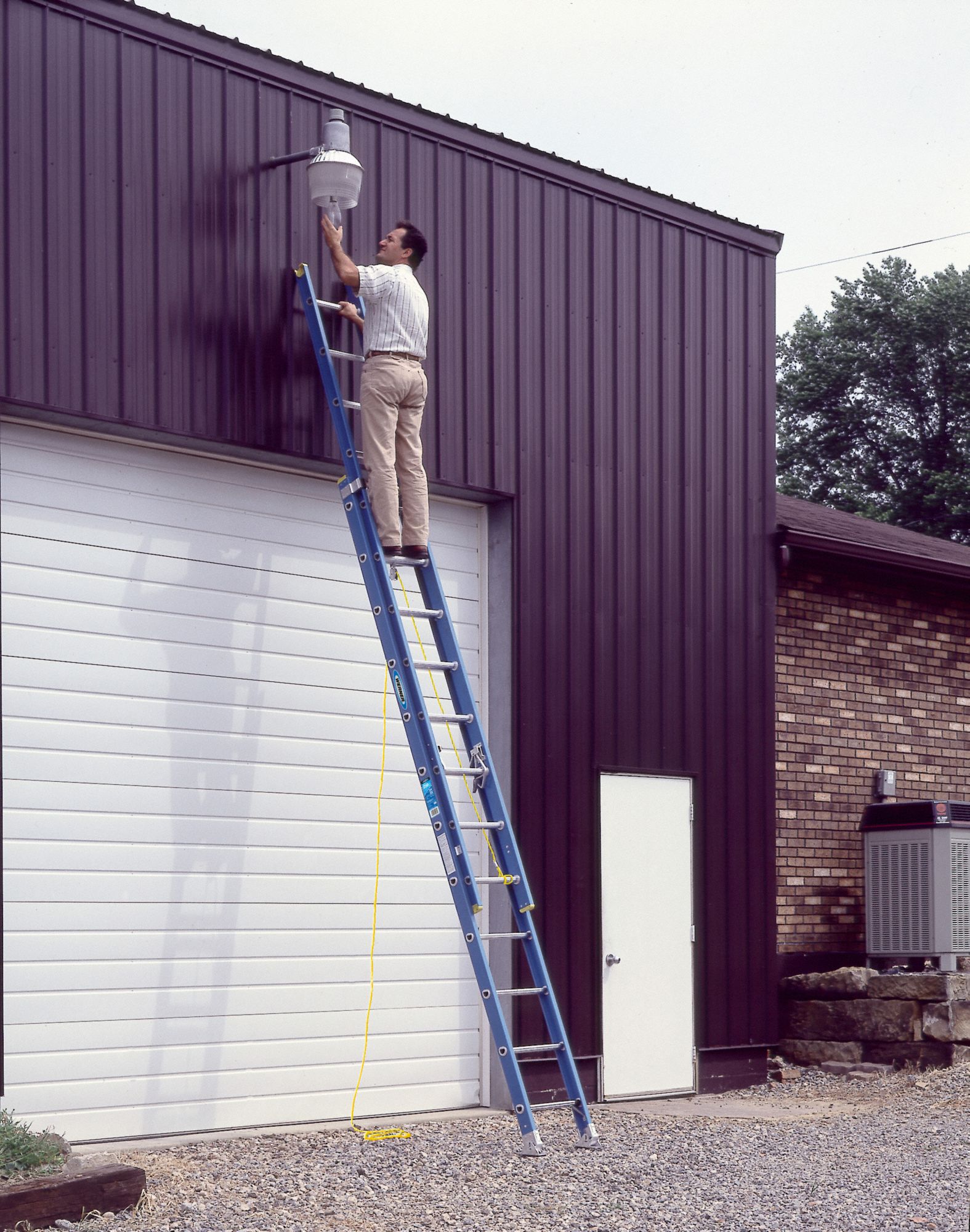 WERNER Extension Ladder 28 ft Industry Ladder Size, 25 ft Extended