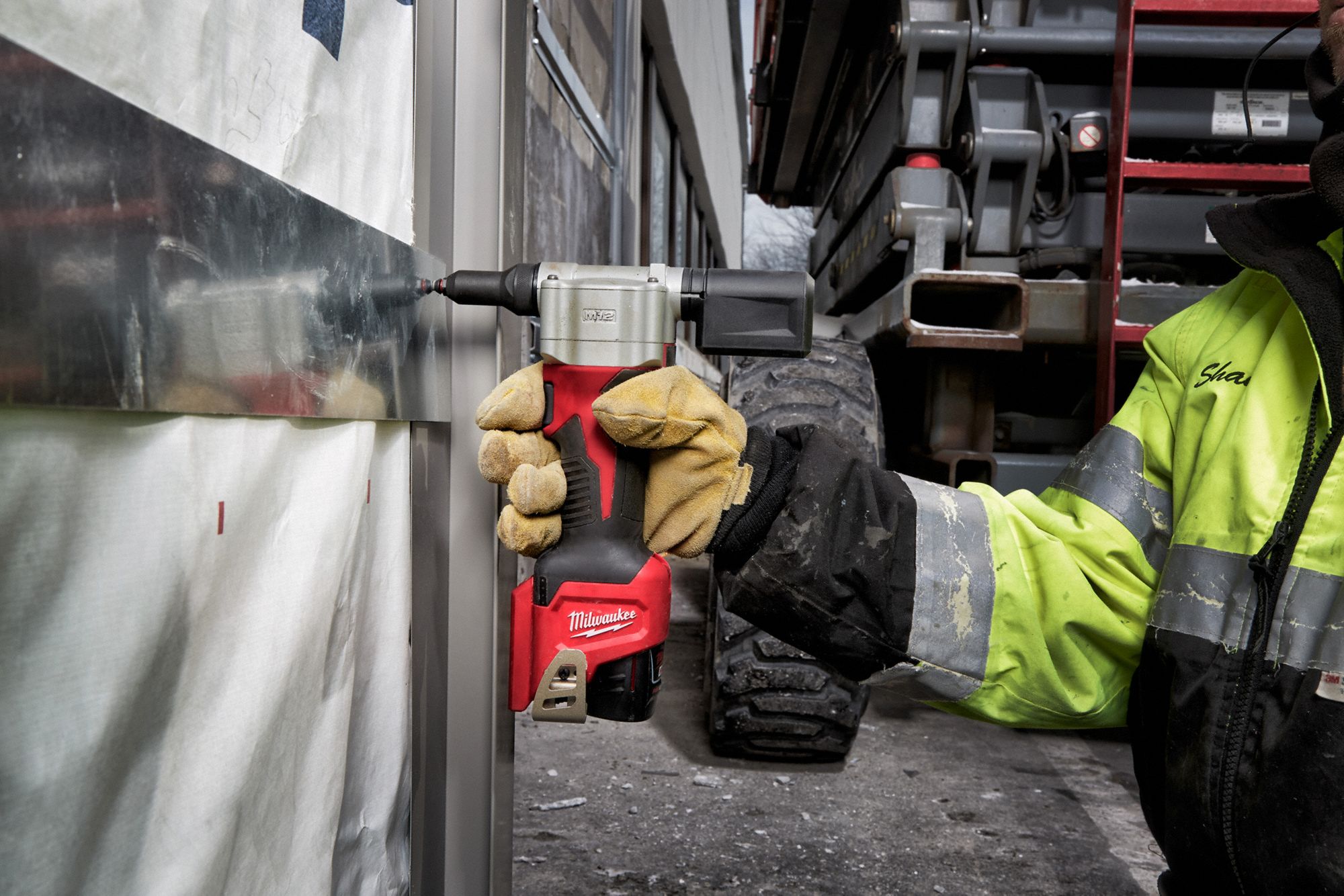 MILWAUKEE Rivet Tool 1 1/2 in Stroke Lg, 2,000 lb Pulling Force, 1/8