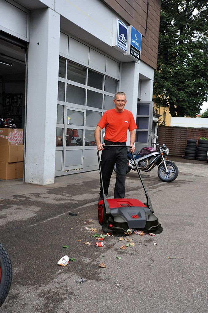 BISSELL COMMERCIAL Walk Behind Sweeper, Manual, 31 in Cleaning Path