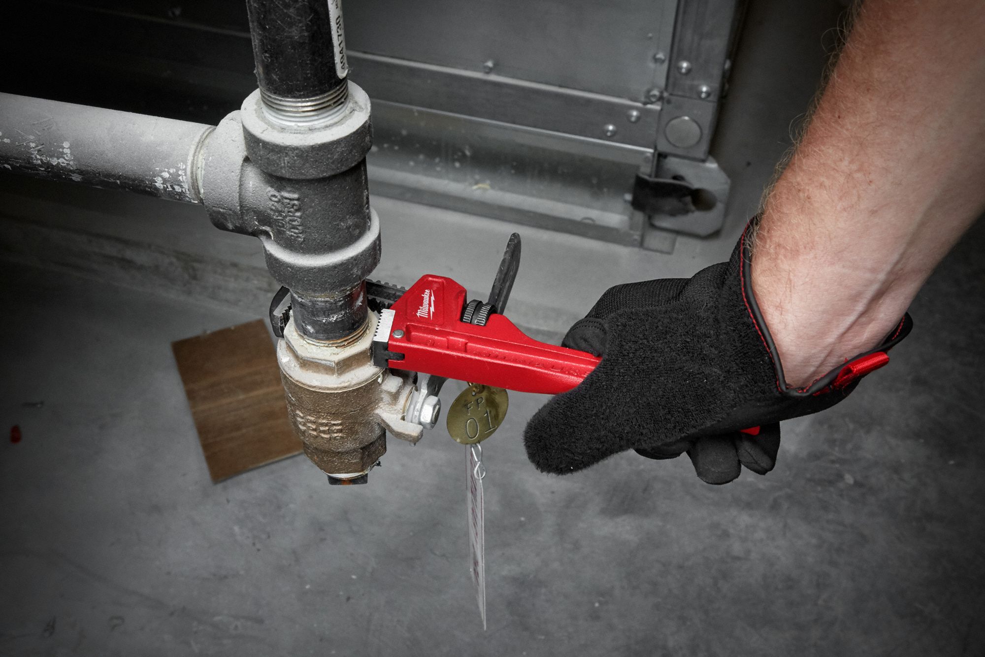 MILWAUKEE Pipe Wrench Cast Iron, 1 in Jaw Capacity, Serrated, 8 in