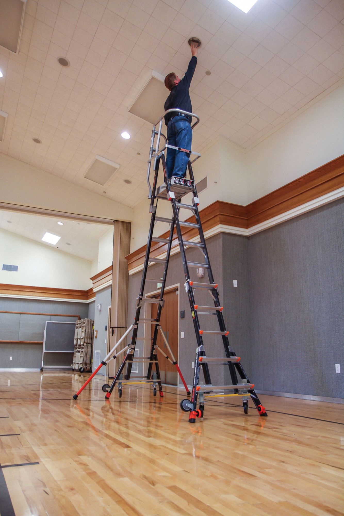 possibly-the-tallest-ladder-i-ve-ever-seen-r-mildlyinteresting