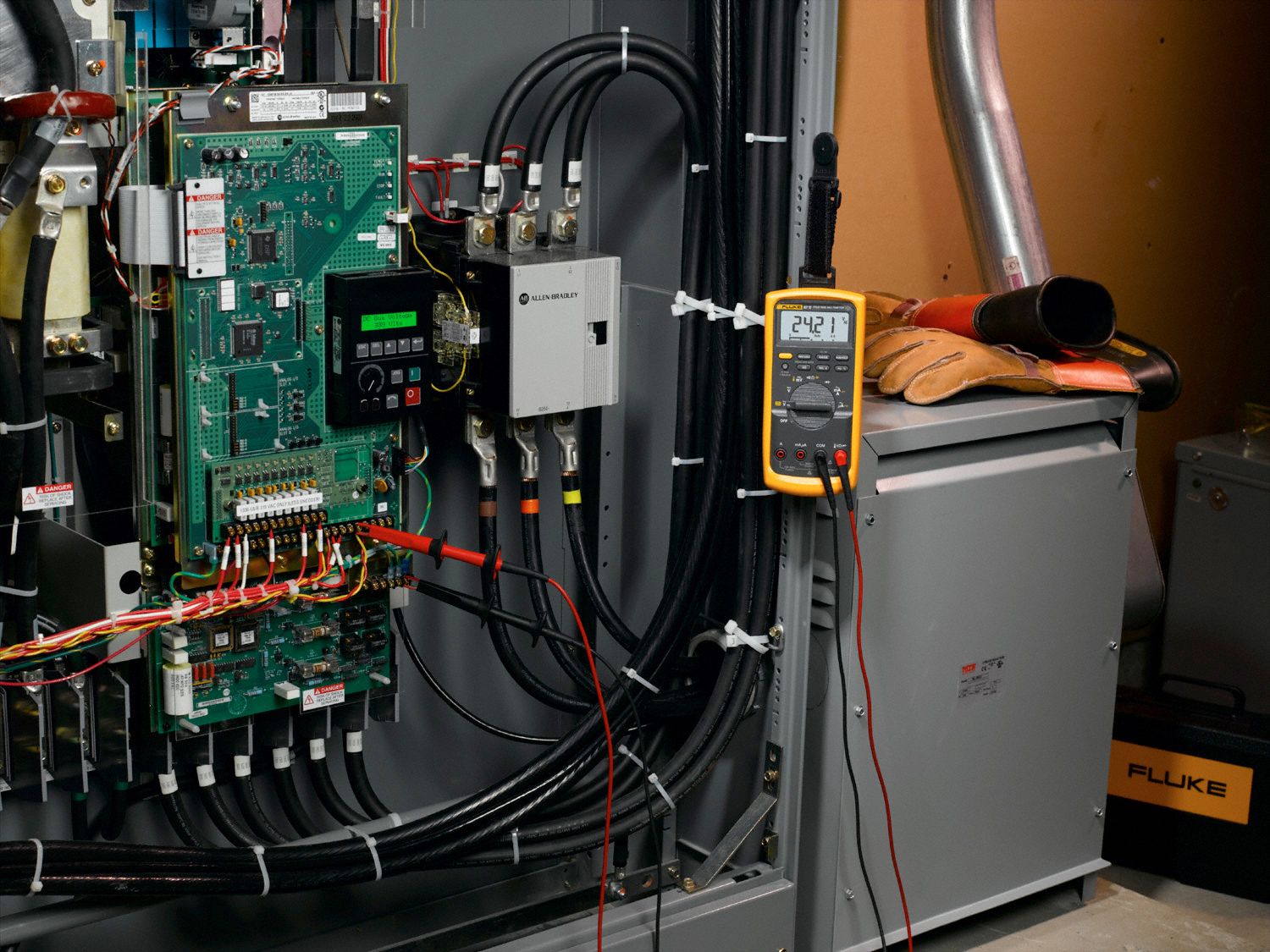 FLUKE Digital Multimeter CAT III 1000V/CAT IV 600V, TRMS, 1,000 V Max