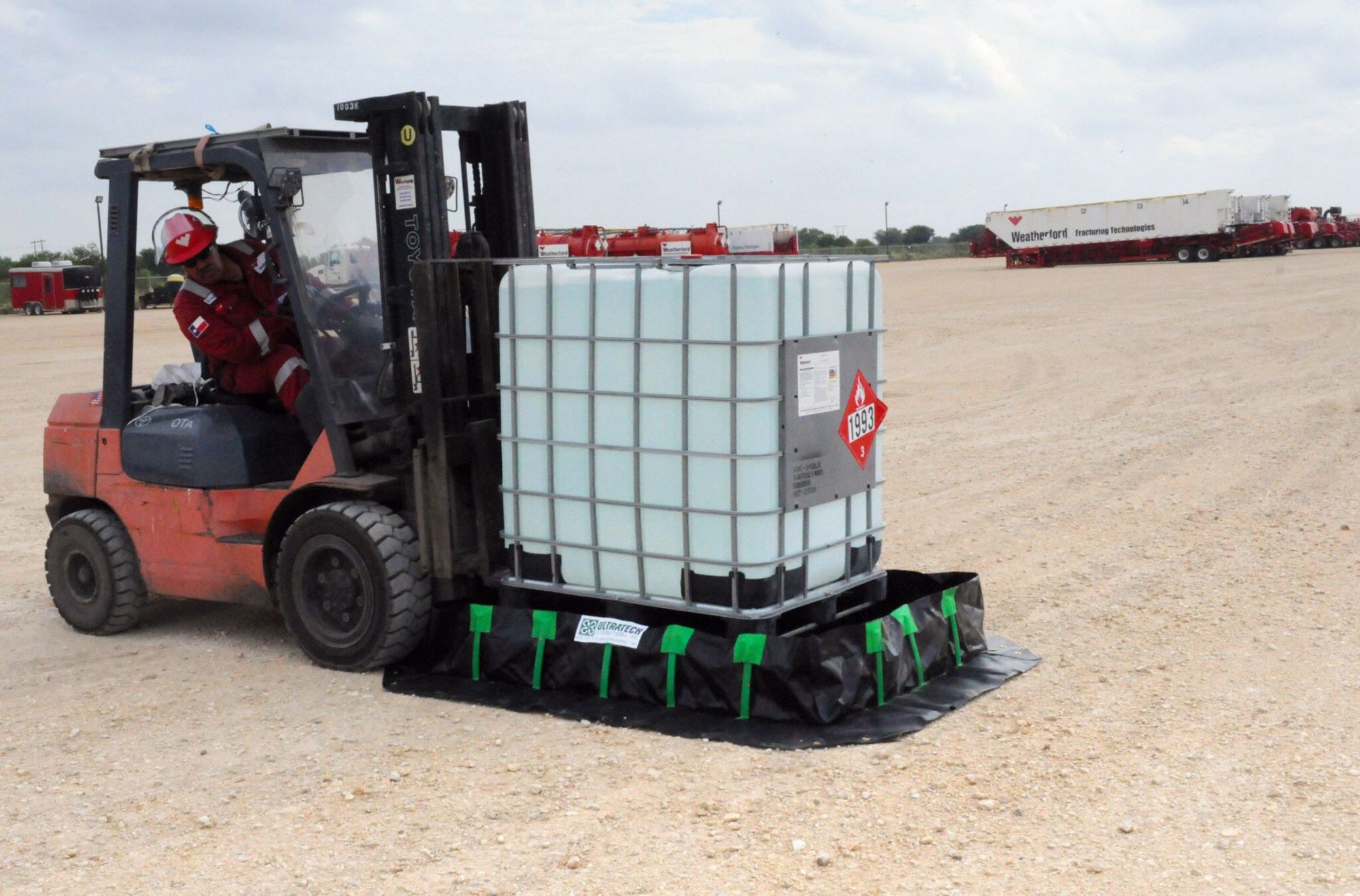 ULTRATECH Spill Containment Berm 10 ft W x 10 ft L, 748 gal Spill