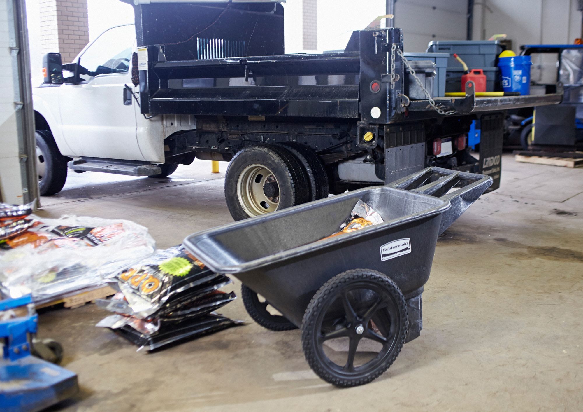 RUBBERMAID COMMERCIAL PRODUCTS Wheelbarrow 4W504FG564200BLA Grainger