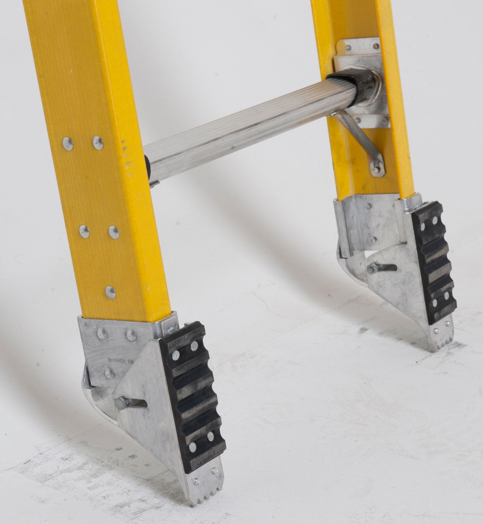 WERNER 28 ft Fiberglass Extension Ladder, 375 lb Load Capacity, 67.0 lb Net Weight 4XP01D7128