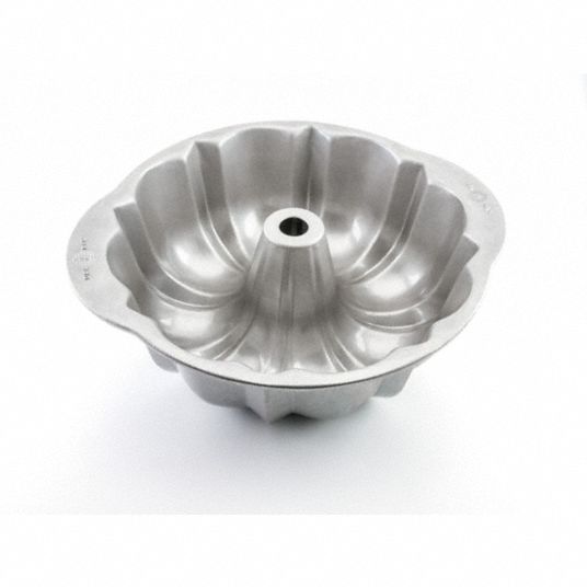 Chicago Metallic 51060 10 Aluminized Steel Fluted Bundt Cake Pan - 96 oz.  Capacity