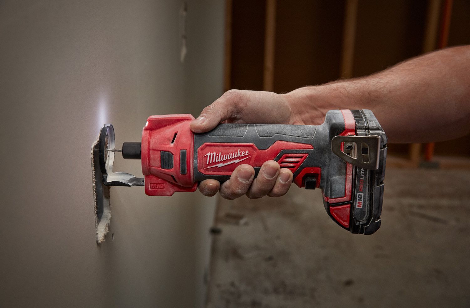 MILWAUKEE Cordless, CutOut Tool, 18V DC, 28,000 RPM 52WR75262720