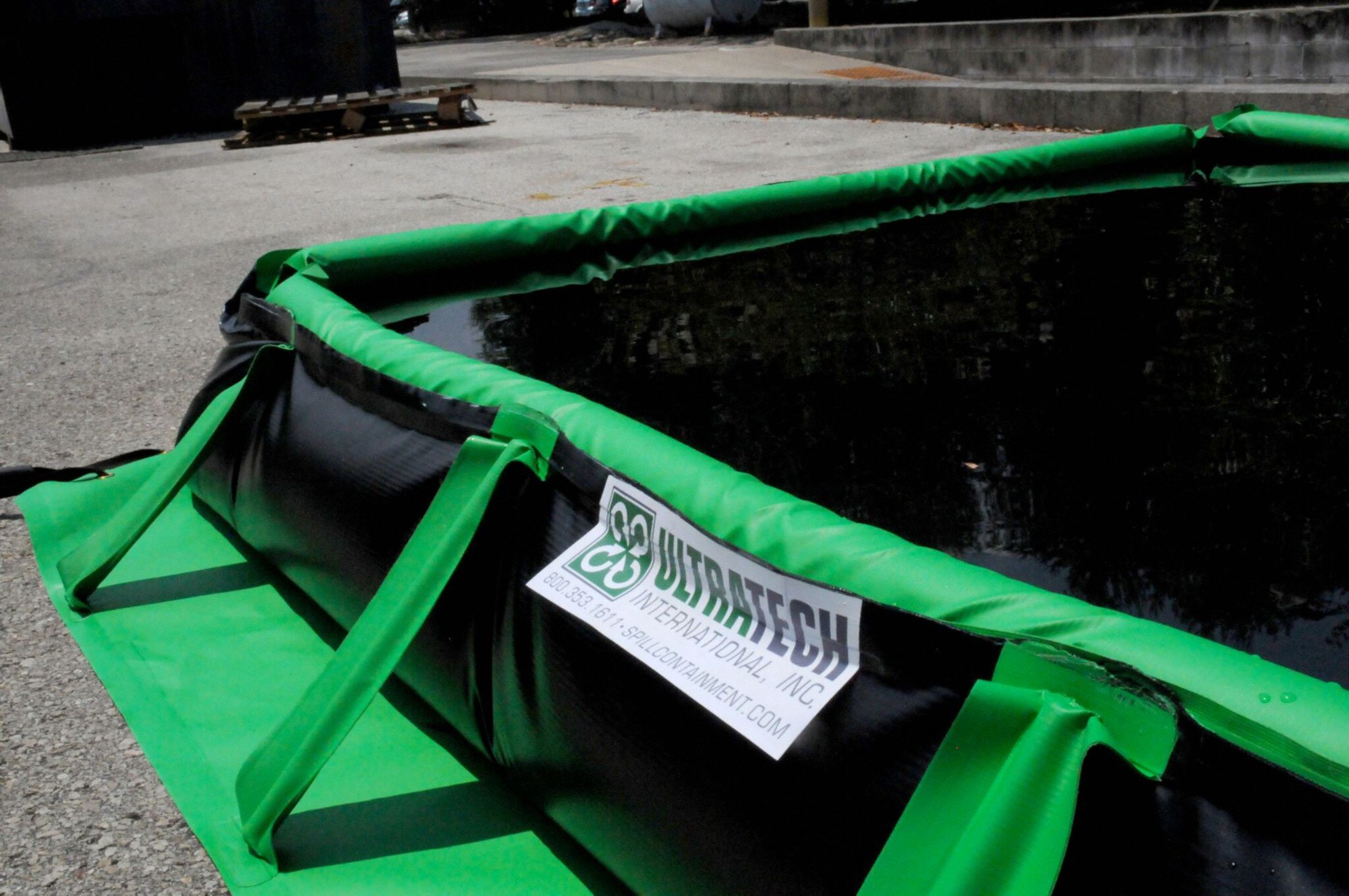 ULTRACONTAINMENT BERMS Rapid Rise Containment Berm, 748 gal Spill