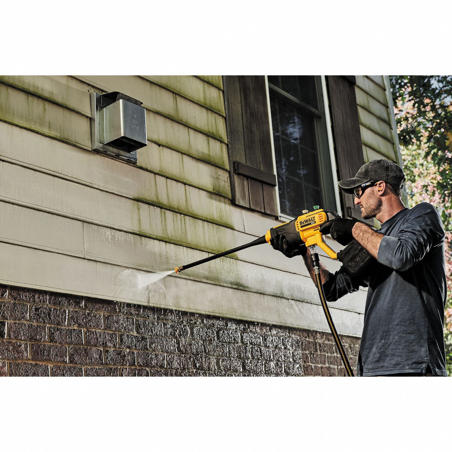 DEWALT Cordless Pressure Washer 550 psi Op Pressure, Cold, 1 gpm