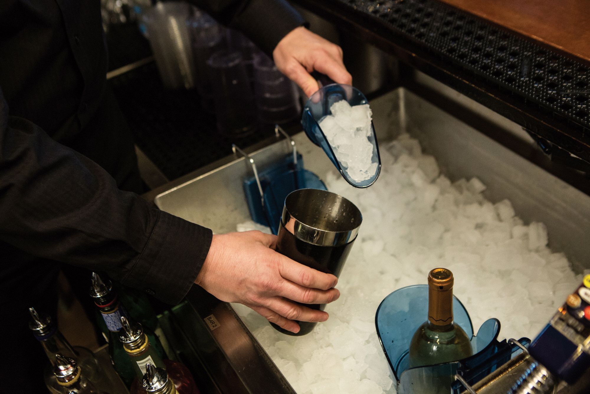 SAN JAMAR Ice Scoop and Holder Blue, Polycarbonate, Dishwasher Safe, 6