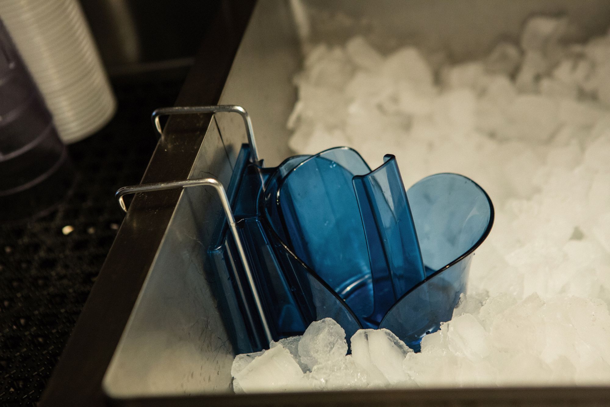 SAN JAMAR Ice Scoop and Holder Blue, Polycarbonate, Dishwasher Safe, 6