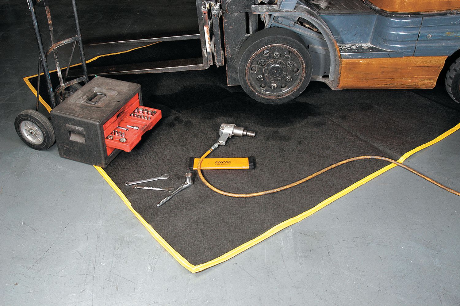 Absorbent Maintenance Blanket, 12 ft. L