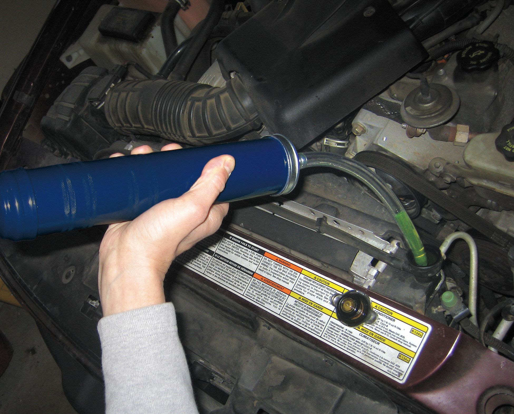 LINCOLN Suction Gun, 18 oz Capacity, 12 in Hose Length, Blue Barrel Color 6WB11615 Grainger