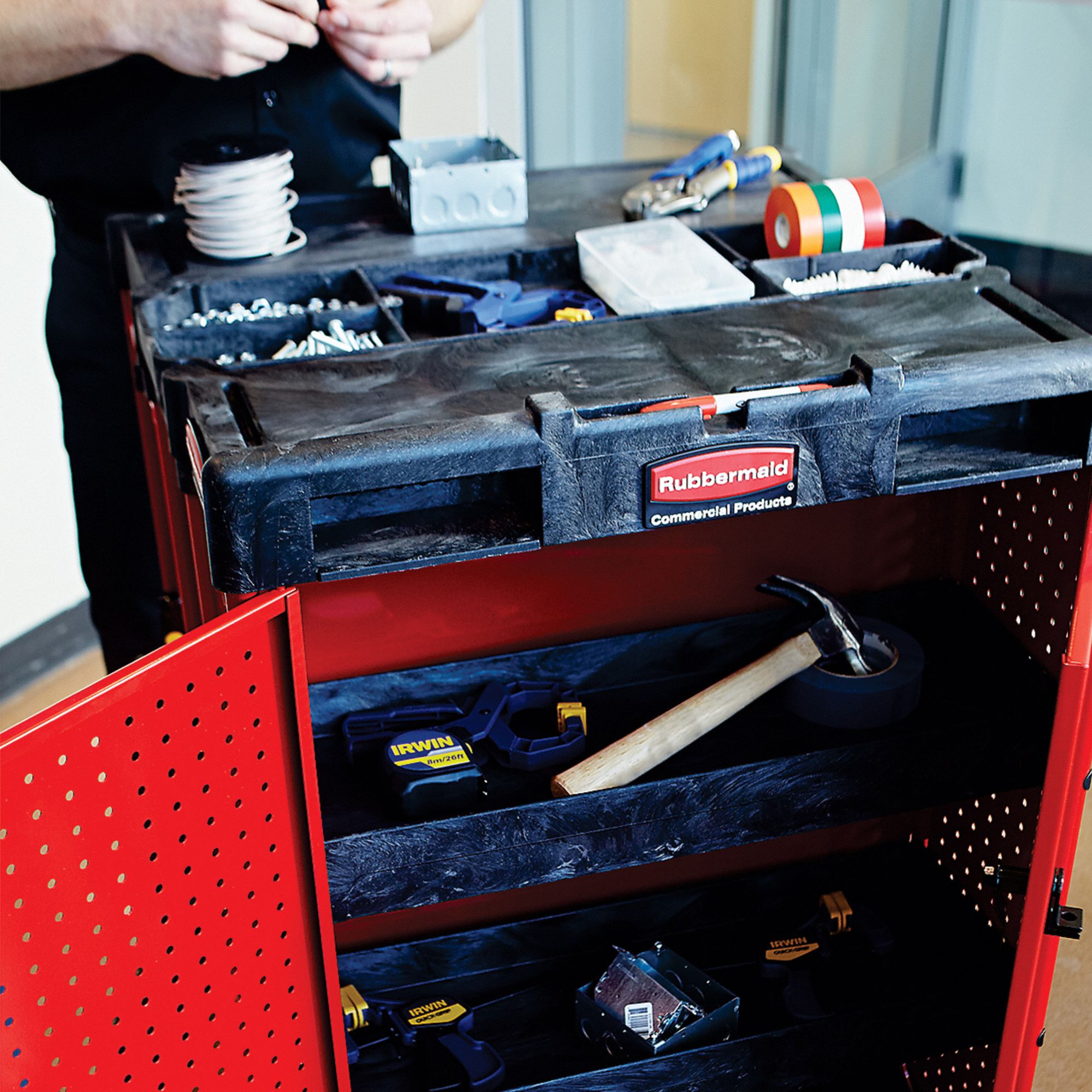 RUBBERMAID COMMERCIAL PRODUCTS Ladder Cart with (2) Swivel, (2