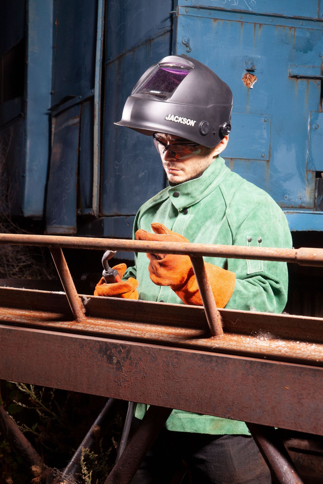 JACKSON SAFETY Welding Helmet AutoDarkening, 4 Arc Sensors, Black, W5