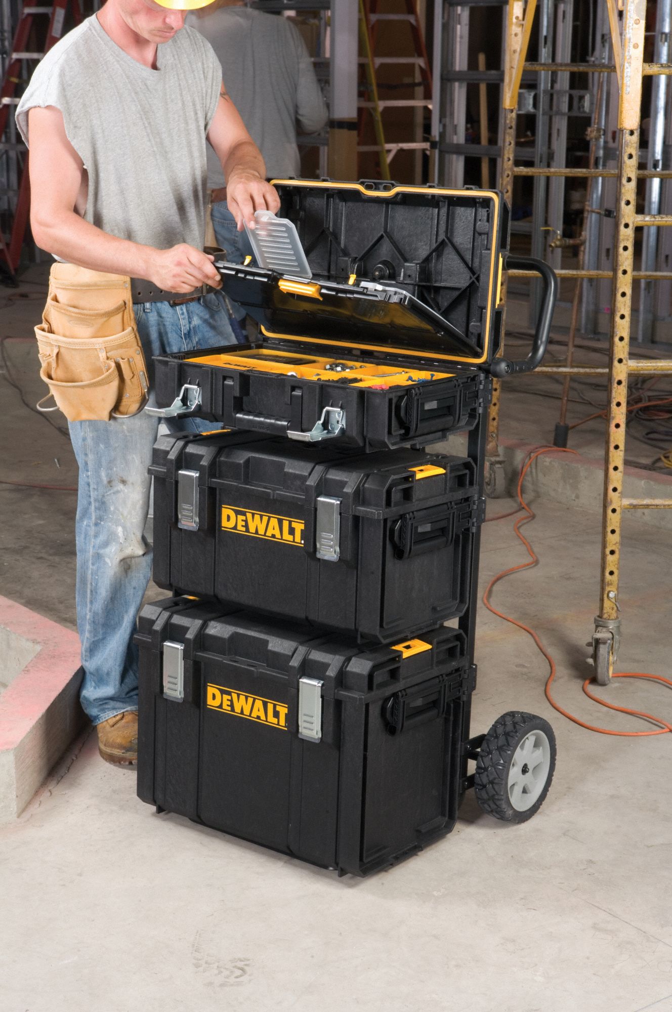 Dewalt plastic rolling tool box set 37 5 8 in overall height 26 3 4 
