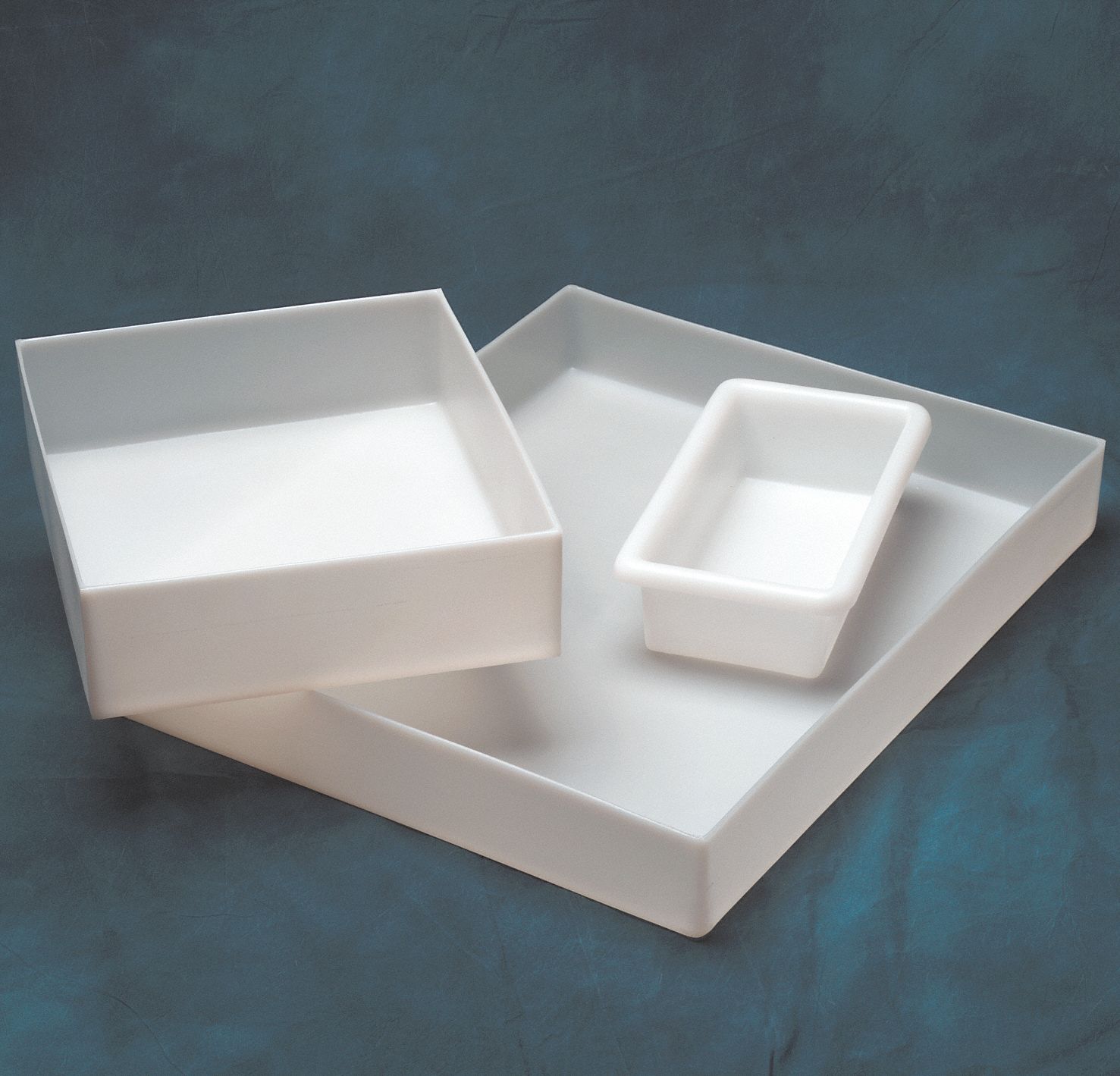Straight Lip Tray: 15 qt Capacity, 17 1/2 in Overall Lg, 15 1/2 in Overall Wd, HDPE