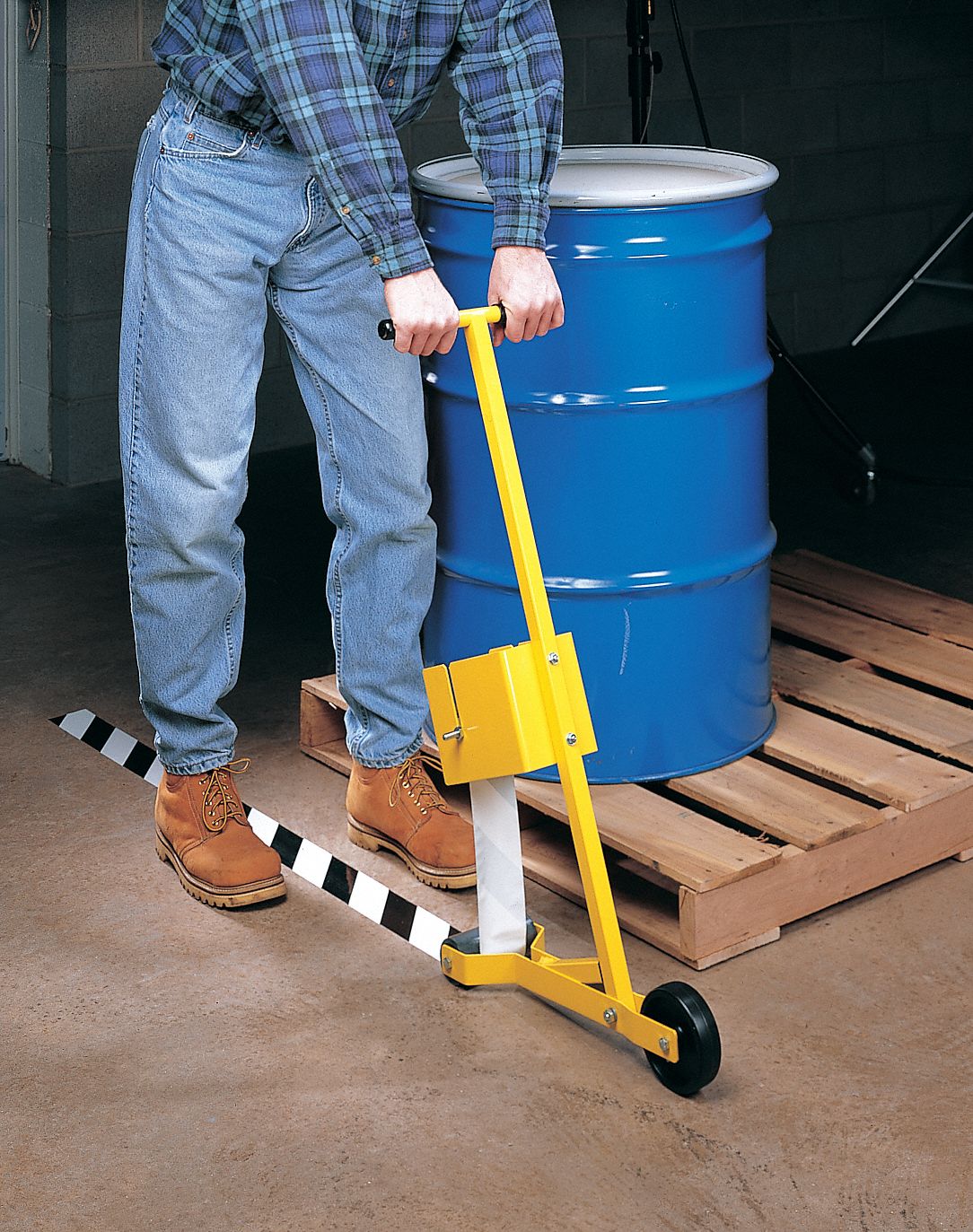 FLOOR TAPE APPLICATOR