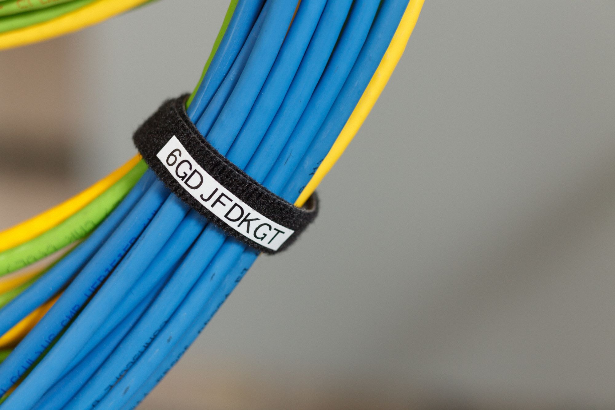 Wraparound Label: T-Shaped, 1 19/32 in x 1 1/2 in, Polypropylene, White ( Matte )