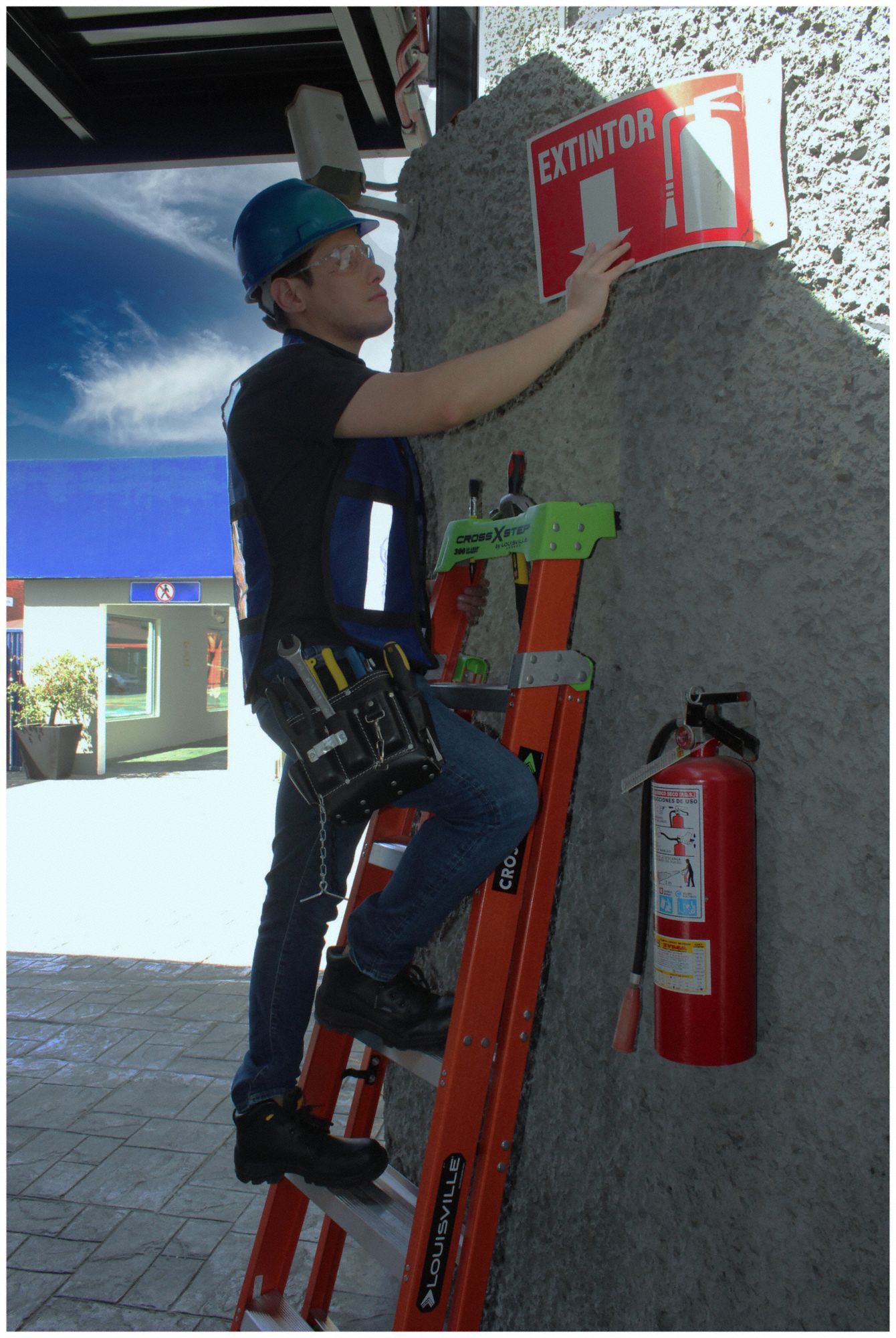 LOUISVILLE Stepladder 8 ft Ladder Ht, 7 Steps, 300 lb Load Capacity