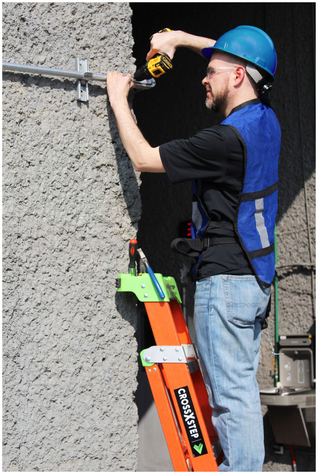 LOUISVILLE Stepladder 8 ft Ladder Ht, 7 Steps, 300 lb Load Capacity