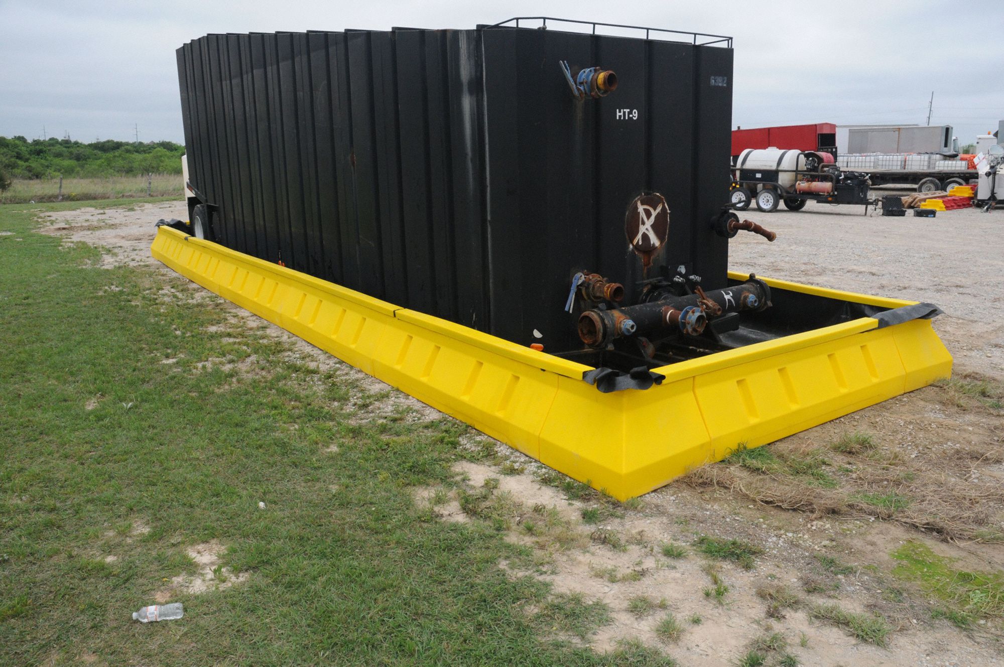 ULTRA-CONTAINMENT WALL, PE, BLK/YLW, 3,978 GAL CAPACITY, 10 X 49 X 1 FT, INDOOR/OUTDOOR